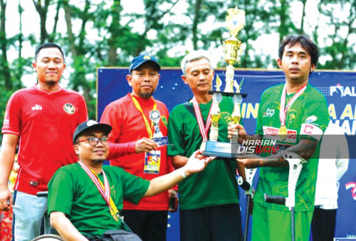 Persas Angkat Piala Pertama Kompetisi Nasional