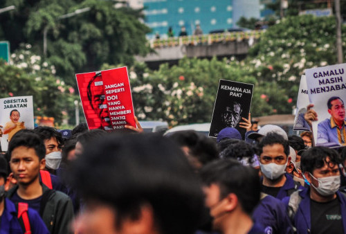 Poster protes yang dibawa oleh mahasiswa dalam melakukan long march dari arah Senayan menuju gedung DPR RI dalam aksi unjuk rasa 11 April 2022