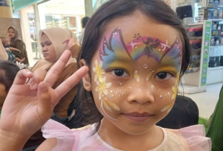 Habiskan Masa Liburan di Dalam Kota, Girang Lihat Lukisan Wajah di Cermin 