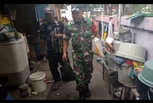 Babinsa Pegirian Surabaya Berikan Bantuan Kepada Warga Kurang Mampu