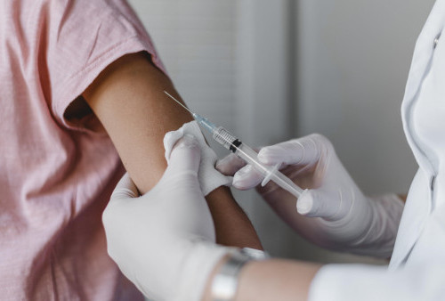 Efek Samping Vaksin Covid AstraZeneca Jadi Perbincangan, Kemenkes Beri Tanggapan