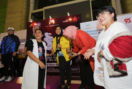 Menteri Pemberdayaan Perempuan dan Perlindungan Anak (PPPA), Bintang Puspayoga bersama Rima Agristina, Wakil Kepala Badan Pembinaan Ideologi Pancasila (BPIP) saat menutup Kejuaraan Tenis Meja bertajuk Perempuan Peduli Pedagang di Pasar Tanah Abang, Jakarta, pada Sabtu (28/10). (Raka Denny/Harian Disway)