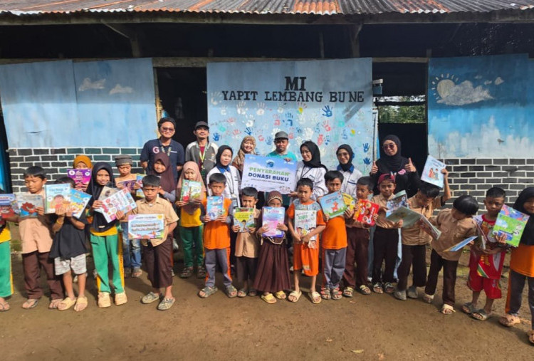 Senyum Anak-Anak Pedalaman Mengembang Saat Menerima Ribuan Buku Baru dari PNM