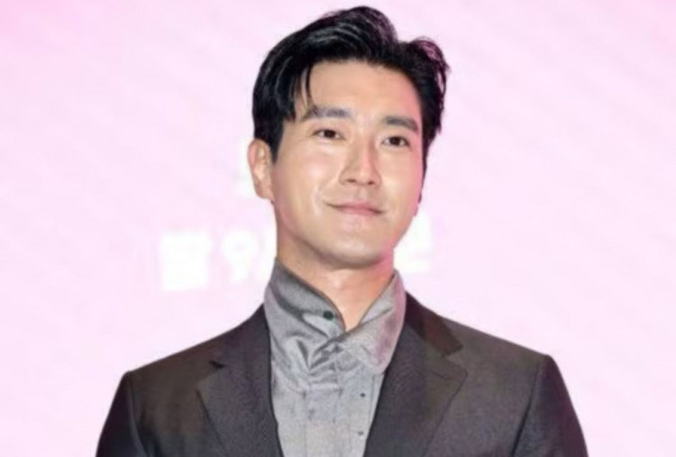 Choi Siwon Tegur Turis Asing yang Hendak Merokok di Istana Gyeongbokgung