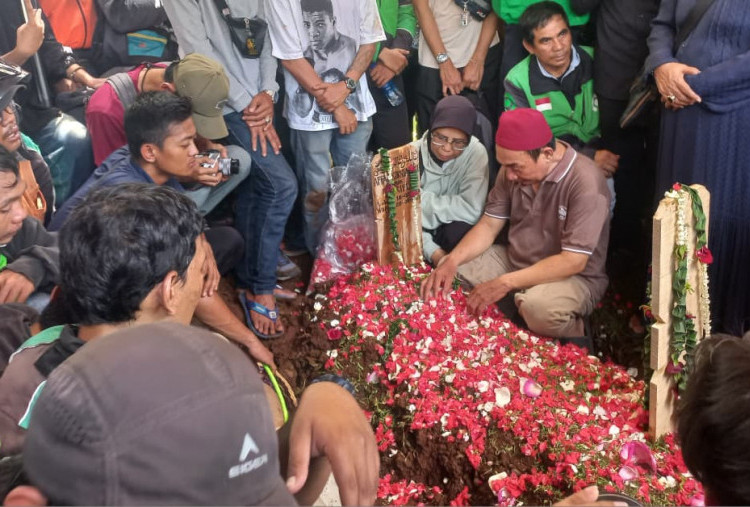Ribuan Ojol Kawal Jenazah Affan, Hijau-Kuning Memadati TPU Karet Bivak