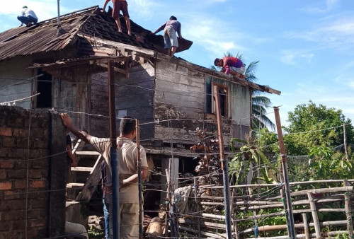 Warga Tanjung Payang Gotong Royong Bongkar Rumah Arniati, Dapat Bedah Rumah