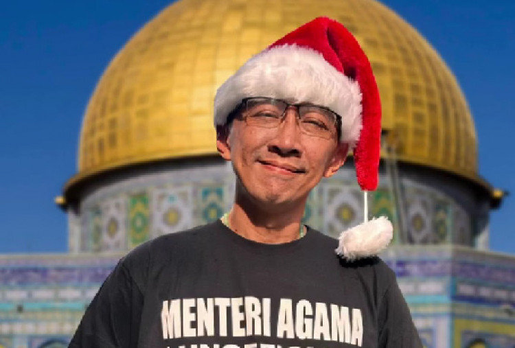 Abu Janda Soroti Video Pria Bergamis Adzan di Depan Gereja Kalbar: Damainya Dimana?