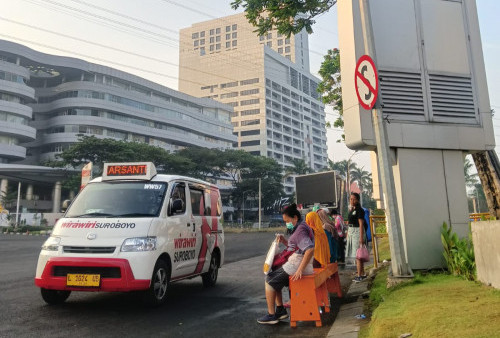 Bangku Inisiatif Warga di Bus Stop PTC Hilang Tak Sampai 24 Jam