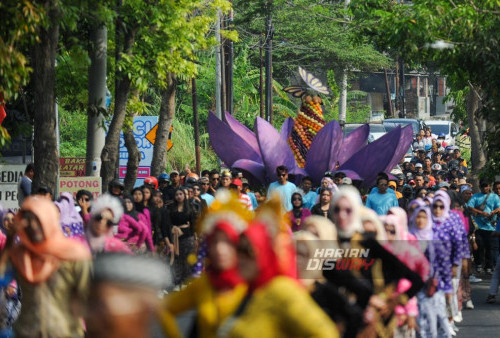 Warga mengikuti rangkaian Sedekah Bumi yang digelar di Made, Sambikerep, Surabaya, Jawa Timur, Minggu, 15 Oktober 2023. Sedekah Bumi atau ruwat desa dengan 4 gunungan hasil bumi berukuran raksasa itu digelar sebagai wujud rasa syukur kepada tuhan yang maha esa atas rizki yang diberikan kepada para warga Made, Sambikerep. (Julian Romadhon/Harian Disway)