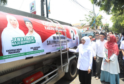 Khofifah Kirim 30 Tangki Air Bersih ke Lumajang, Bantu Atasi Kekeringan