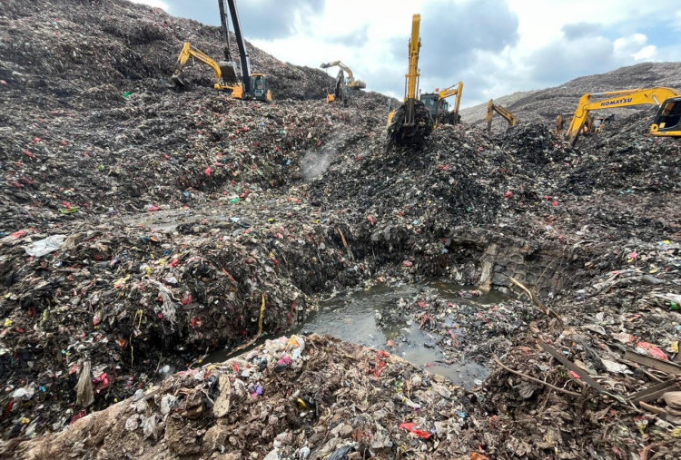 SAR: Nyaris Tertimbun! Dua Orang Berhasil Selamat Saat Longsor Gunung Sampah TPST Bantar Gebang