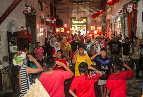 Warga kampung pecinan Tambak Bayan Surabaya, Jawa Timur, Sabtu, 11 Februari 2024 menggelar Festival Lampion dalam rangka perayaan tahun baru Imlek 2024, pertunjukan wayang yang didalangi oleh Ki Ompong Sudarsana ini menyita perhatian pengunjung. Dinamai wayang Blang-Bleng karena memiliki makna spontan, sehingga lakon dan alur ceritanya pun dibuat spontan. Sedangkan, alur cerita yang dibuat yaitu tentang Pemilu dan edukasi memilih pemimpin yang baik dan benar yang ditonton oleh sekitar 50 pengunjung di antaranya 15 anak-anak. (Moch Sahirol/Harian Disway)