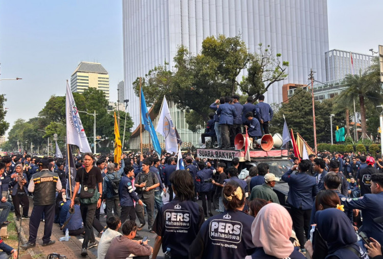 Mahasiswa Trisakti Geruduk Istana Bawa TRITURA, Hapus Pejabat Tak Kompeten!