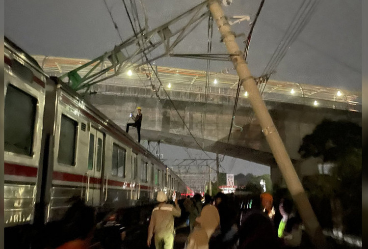 Kabel Feeder Diduga Dicuri, Kereta Nyangkut di Kabel Listrik di Antara Cakung-Bekasi   