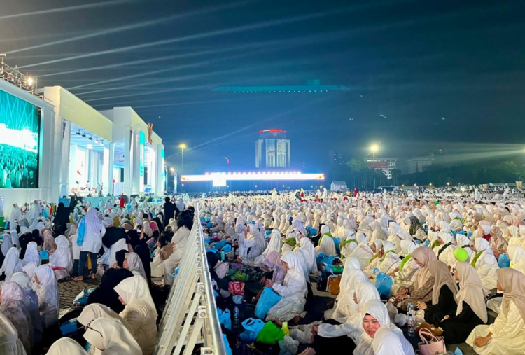 Monas Mendadak Bergemuruh, Ribuan Jemaah Larut dalam Sholawat Padang Bulan