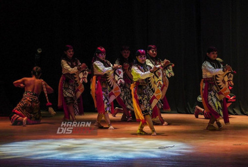 Sejumlah seniman Reog Ponorogo Singo Kobro menari di atas panggung pertunjukan Gedung Balai Budaya, Surabaya, Selasa 31 Mei 2022 malam. Pergelaran yang menunjukan tari dengan cerita perang antara Kerajaan Kediri dan Kerajaan Bantarangin tersebut untuk memperingati Hari Jadi Kota Surabaya yang ke-729. Foto: Julian Romadhon
