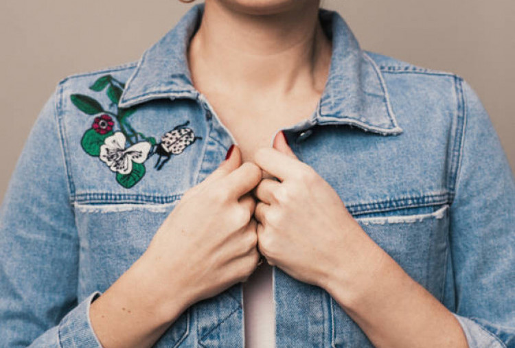 4 Ide Aksesoris Kreatif agar Jaket Denim Tidak Monoton