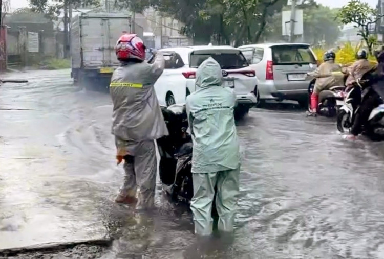 Hujan Sejak Subuh Picu Banjir di Kota Surabaya, DSDABM Gerak Cepat Cek Saluran Air