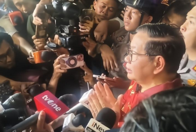 Kenakan Jersey Persija, Pramono Datangi TKP Kebakaran Gedung Kemayoran