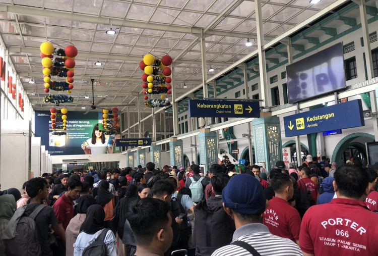 Karyawan Mulai Ambil Cuti Nataru, Suasana Stasiun Pasar Senen Membludak 