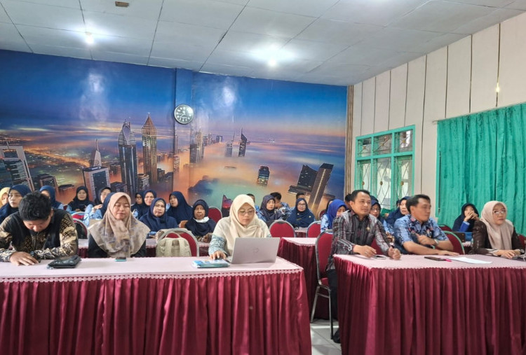 Dosen Pascasarjana Unesa Bekali Guru IPA Sampang dengan Inovasi Media Pembelajaran Berbasis STEM-ESD