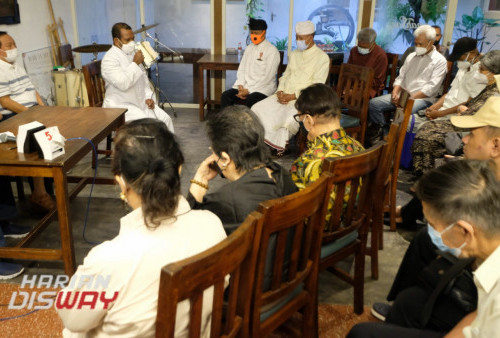 Bruder Andiko, SVD. 
Gereja Katolik Paroki Katredal Surabaya Jalan Polisi Istimewa No 9 memberikan doa kesembuhan untuk Justin Frederick yang mengalami luka luka usai peristiwa penganiayaan yang menimpanya di ruas tol Gatsu pada 4 Juni 2022 lalu. Foto: Boy Slamet