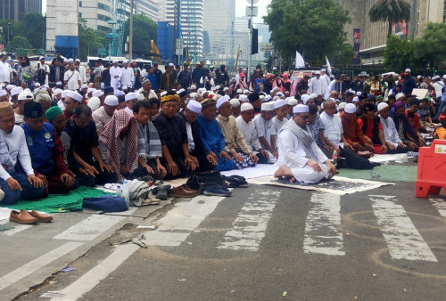 Massa Aksi Akbar 411 Gelar Shalat Ashar Jama'ah, Mantu HRS Menjadi Imam
