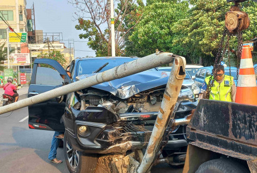 Kap Mobil Pecah! Fortuner Tabrak Tiang Listrik di Meruya Ilir Jakbar