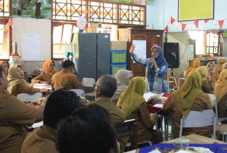 Tim PKM Sastra Inggris Unesa Gelar Workshop Guru Reflektif di SDN Kepuh Kiriman 1 Sidoarjo
