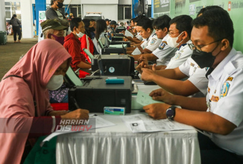 Sejumlah calon pemudik saat dilayani oleh petugas Dishub untuk mendaftar mudik gratis di Kantor Dinas Perhubungan Jawa Timur Jl. Ahmad Yani Surabaya, Jawa Timur. Selasa (11/4/2023). Pemerintah Provinsi Jawa Timur memberikan fasilitas mudik gratis Lebaran 2023 dengan total armada 161 unit bus yang akan diberangkatkan dari Surabaya menuju ke 17 Kabupaten/kota tujuan di Jawa Timur. (foto: Moch Sahirol)