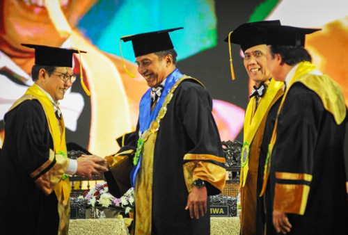Inilah Profesor Kehormatan Pertama Kali yang Diangkat Unesa: Menteri Desa, Pembangunan Daerah Tertinggal, dan Transmigrasi Halim Iskandar