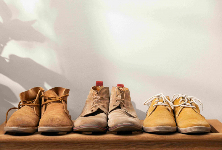 7 Cara Membersihkan Sepatu Suede di Rumah