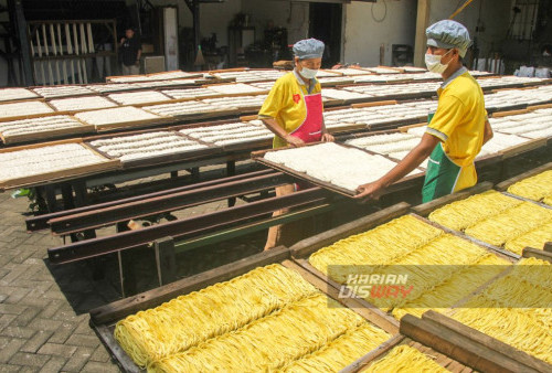 Pekerja melakukan proses membuatan misua di pabrik Mie Marga Mulja Jalan Pesapen Selatan Surabaya, Jawa Timur, Jumat 26 Januari 2024.

Dengan mengandaikan sebanyak 25 karyawan dan mesin tradisional, produksi misua Marga Mulja dapat menghasilkan 600-700 kg perharinya menjelang imlek. Pabrik tertua di Surabaya ini beroperasi sejak tahun 1948 hingga turun di generasi ketiga yaitu Jeffry Sutrisno (61). (Moch Sahirol/Harian Disway)