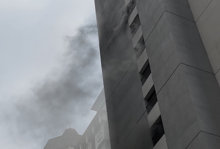 Apartemen Mediterania Tanjung Duren Terbakar, Penghuni Panik saat Dievakuasi!
