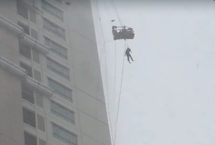 Petugas Pembersih Kaca Terjebak Hujan Badai di Gedung 25 Lantai Surabaya Barat