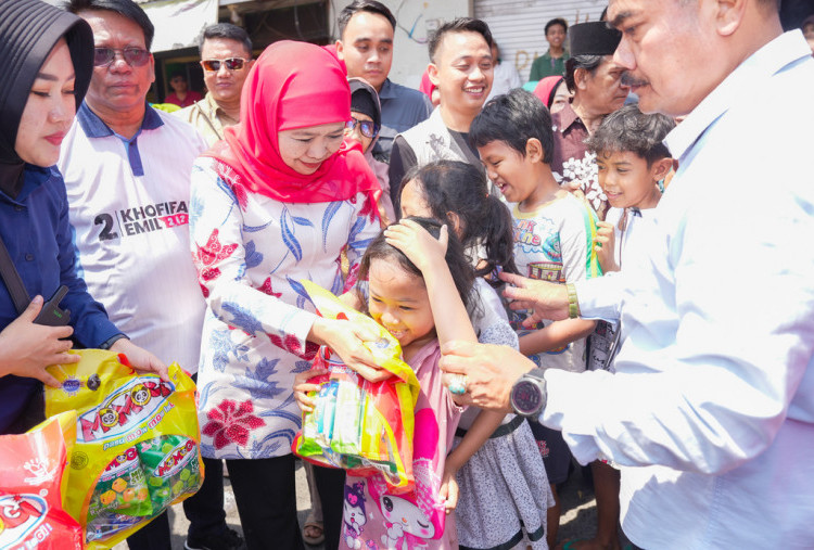 Gubernur Khofifah Gelar Pasar Murah dan Bagikan Bendera di Surabaya