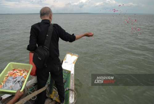 Umat tionghoa mengikuti ritual larung cisuak di pantai kenjeran, Surabaya, Jawa Timur, Minggu, 4 Februari 2024. Persembahyangan dan larung yang digelar sepekan menjelang imlek tersebut sebagai tolak bala memasuki tahun baru Imlek 2575. (Julian Romadhon/Harian Disway)
