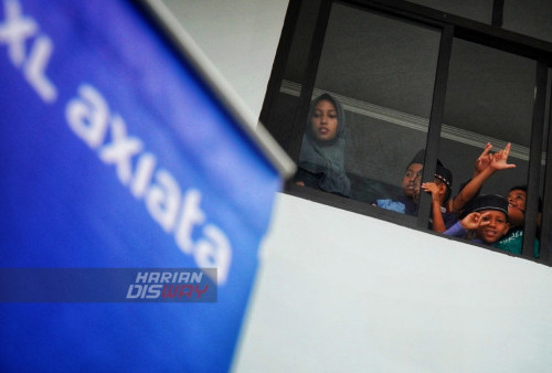 Sejumlah anak bermain di Masjid Kartini Soenantara, Kabupaten Banggai, Luwuk, Sulawesi Tengah, Jumat (17/3/2023). 
Masjid Kartini Soenantara ini dibangun sejak Desember 2022, dengan menggunakan dana dari manajemen dan karyawan XL Axiata. Wakil Gubernur Sulawesi Tengah, Drs. H. Ma'mun Amir dalam sambutannya yang dilakukan secara daring berharap masyarakat agar menjaga dan merawat masjid yang dibangun, agar bisa terus bermanfaat untuk generasi selanjutnya. (foto: Julian Romadhon)