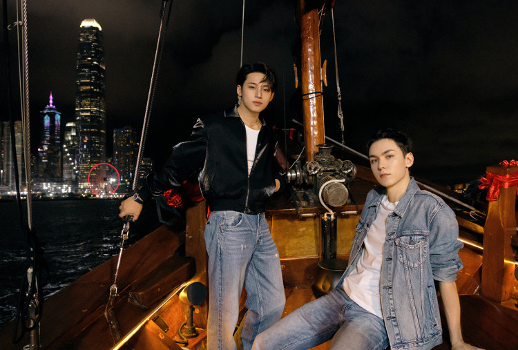 MINGYU dan VERNON SEVENTEEN Jelajahi Pesona Malam Pelabuhan Hong Kong
