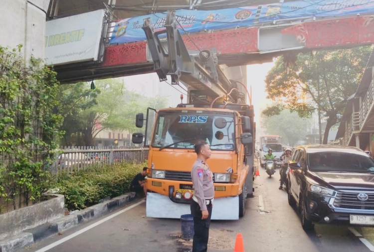 Kronologi Truk Crane Tabrak JPO di Tendean hingga Nyaris Ambruk
