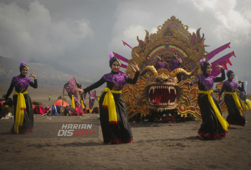 Ada sebanyak 700 seniman personel terdiri atas penari profesional, penyanyi, musisi serta sastrawan dari 4 kabupaten penyangga Bromo Tengger Semeru yang terlibat. Baik dari Lumajang, Malang, Pasuruan, dan Probolinggo.