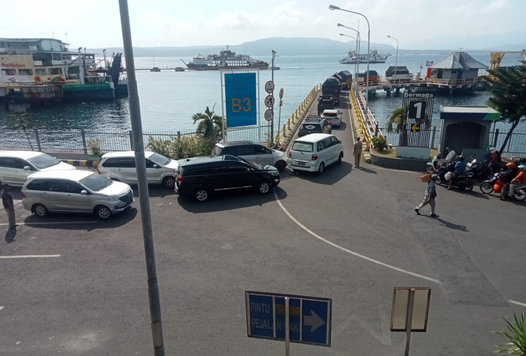 Kapal Berkurang dan Gumitir Ditutup, Penyeberangan Ketapang-Gilimanuk Macet Parah 