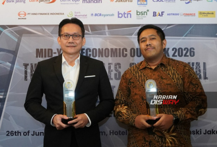 Yusno Kadino (kiri) dan Galih Agung Permadi (kanan) mewakili PT Bank Danamon Indonesia Tbk menerima penghargaan pada ajang 23rd Banking Customer Experience 2026 yang diselenggarakan Infobank di Jakarta. Penghargaan tersebut menjadi apresiasi atas konsistensi menghadirkan inovasi dan layanan perbankan berkualitas, baik melalui kanal digital maupun layanan tatap muka.