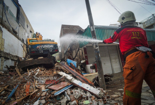 Petugas menyemprotkan air dibangunan rumah eks lokalisasi saat membongkar dua rumah eks lokalisasi Dolly Surabaya, Jawa Timur, Kamis (6/10/2022). Beberapa aset yang menganggur akan dimanfaatkan. Tujuannya, menggerakkan ekonomi di wilayah tersebut.