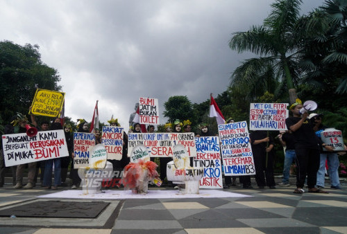 Sejumlah aktivis lingkungan dari Yayasan kajian Ekologi dan Konservasi Lahan Basah ECOTON bersama elemen masyarakat dan mahasiswa se - Jawa Timur yang berasal dari Komunitas Capy Brantas dari Universitas Brawijaya, Komunitas Coensis dari Universitas Trunojoyo Madura, UNTAG Surabaya dan gabungan mahasiswa dari Universitas Airlangga mengelar Aksi Teatrikal di depan gedung negara Grahadi Jalan Gubernur Suryo Embong Kaliasin Surabaya, Jawa Timur, Senin (17/4/2023). Aksi dengan mengusung tema Bumi Jatim Bukan Toilet tersebut adalah bentuk kampanye dalam rangka menyambut hari bumi sedunia serta untuk minta Pemprov Jatim atasi krisis dan 
buruknya tata kelola lingkungan di Jawa Timur dan mengajak masyarakat untuk menyelamatkan bumi. (foto: Julian Romadhon)