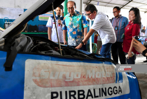 Pemilik UMKM Bengkel Mobil Suryo Motor Binaan Astra melalui Yayasan Dharma Bhakti Astra (YDBA), Sutikno (kiri) saat menunjukkan bagian dari pelayanan bengkelnya kepada Ketua Pengurus YDBA Rahmat Samulo (kedua kanan), Sekretaris Pengurus YDBA Ema Poedjiwati Prasetio (kanan) dan Sekretaris Kementerian Koperasi dan UKM RI Arif Rahman Hakim (kedua kiri) dalam kegiatan #UMKMSiapBeraksi yang diselenggarakan YDBA di Banyumas pekan lalu. Astra melalui YDBA terus memperluas kolaborasi untuk memperkuat ekosistem pembinaan di Banyumas, salah satunya dengan menghadirkan Kementerian Koperasi & UKM RI langsung ke Lokasi UMKM untuk menjajaki penguatan kolaborasi dalam pembinaan UMKM di Indonesia.