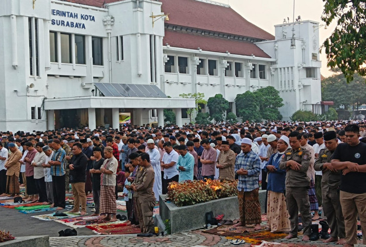 Salat Idulfitri di Balai Kota Surabaya, Khotib Singgung Isu Keamanan hingga Ekonomi Warga