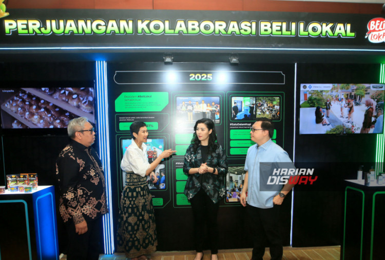 (Kiri ke kanan) Temmy Satya Permana, Deputi Bidang Usaha Mikro, Kecil dan Menengah Kementerian UMKM RI; Vonny Susamto, Senior Director Tokopedia dan TikTok Shop Indonesia; Stephanie Susilo, Executive Director Tokopedia dan TikTok Shop Indonesia; serta Leontinus Alpha Edison, Deputi Bidang Koordinasi Pemberdayaan Ekonomi Masyarakat dan Pelindungan Pekerja Migran Kementerian Koordinator Bidang Pemberdayaan Masyarakat RI, saat mengunjungi area booth “Perayaan Kolaborasi #BeliLokal” Tokopedia dan TikTok Shop.