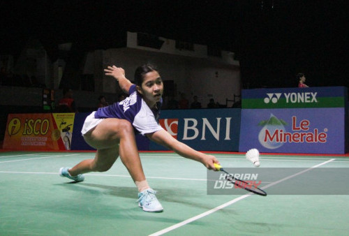 Ester Nurumi Tri Wardoyono atlit asal Indonesia saat bertanding melawan Jepang di Jatim Expo Surabaya, Jawa Timur, Rabu 25 Oktober 2023. Indonesia Masters II BWF Tour Super 100 2023 yang dikenal sebagai BNI Indonesia Masters 2023 merupakan turnamen bulu tangkis tingkat dunia yang diselenggarakan di Jatim International Expo (JIE) Convention & Exhibition Surabaya dari 24-29 Oktober 2023 dengan total hadiah 100.000 dolar AS atau sekitar Rp 1,5 miliar. Ada sebanyak 241 pemain dari 15 negara yang bertanding diantaranya Australia, Inggris, Prancis, Hongkong, India, Jepang, Korea, Myanmar, Nigeria, Sri Lanka, Thailand, Chinese Taipei, Amerika Serikat dan tim tuan rumah Indonesia. (Moch Sahirol/Harian Disway)
