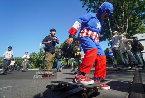 Sebanyak 500 Skateboarder mengikuti pawai dari Taman Surya hingga Skatepark Surabaya, Jawa Timur, Selasa 21 Juni 2022. Sebanyak 500 Skateboarder tersebut melakukan konvoi untuk memperingati Skateboard World Day 2022. 